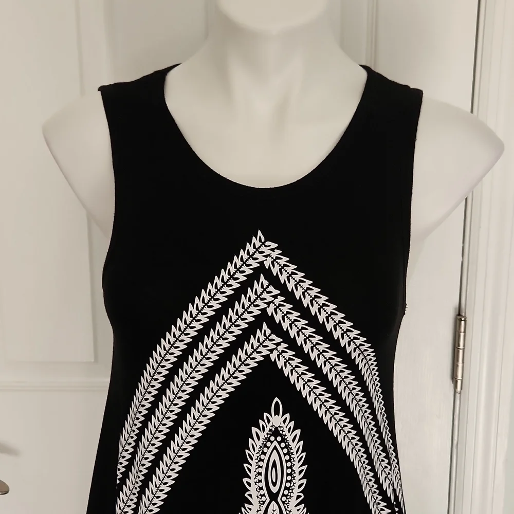 Black and White Sleeveless Mandala Pattern Handkerchief Hem Dress - Picture 3 of 9